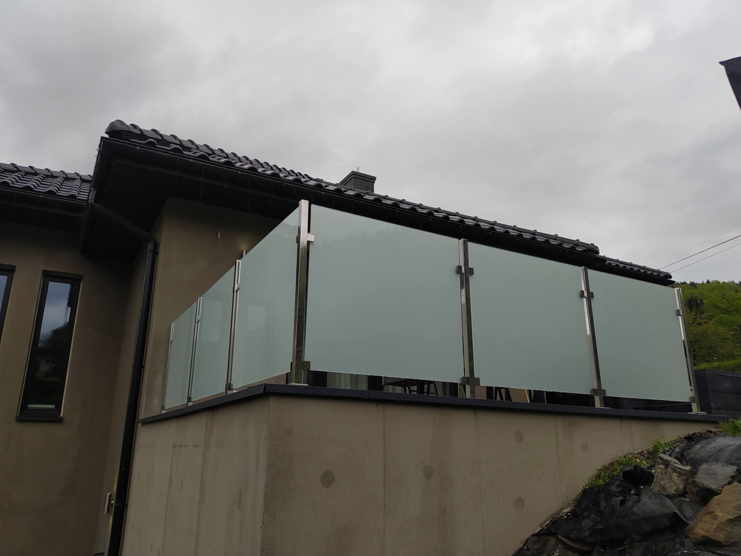 balustarda szklana na słupkach szkło mleczne