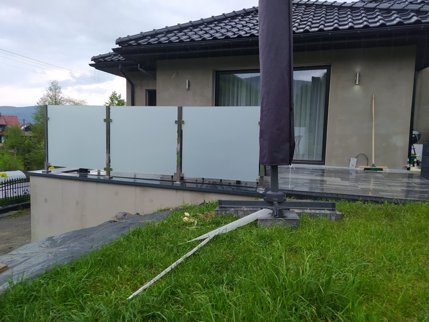 balustarda szklana na słupkach polerowanych szkło mleczne