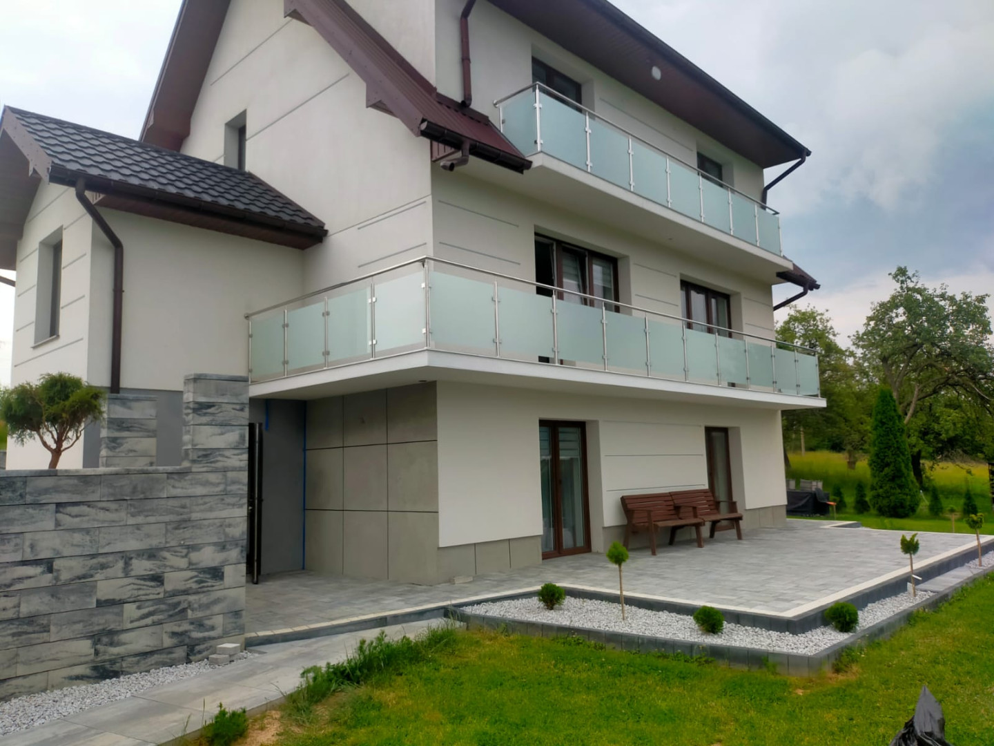 balustarda szklana balkonowa na słupkach z poręczą szkło mleczne