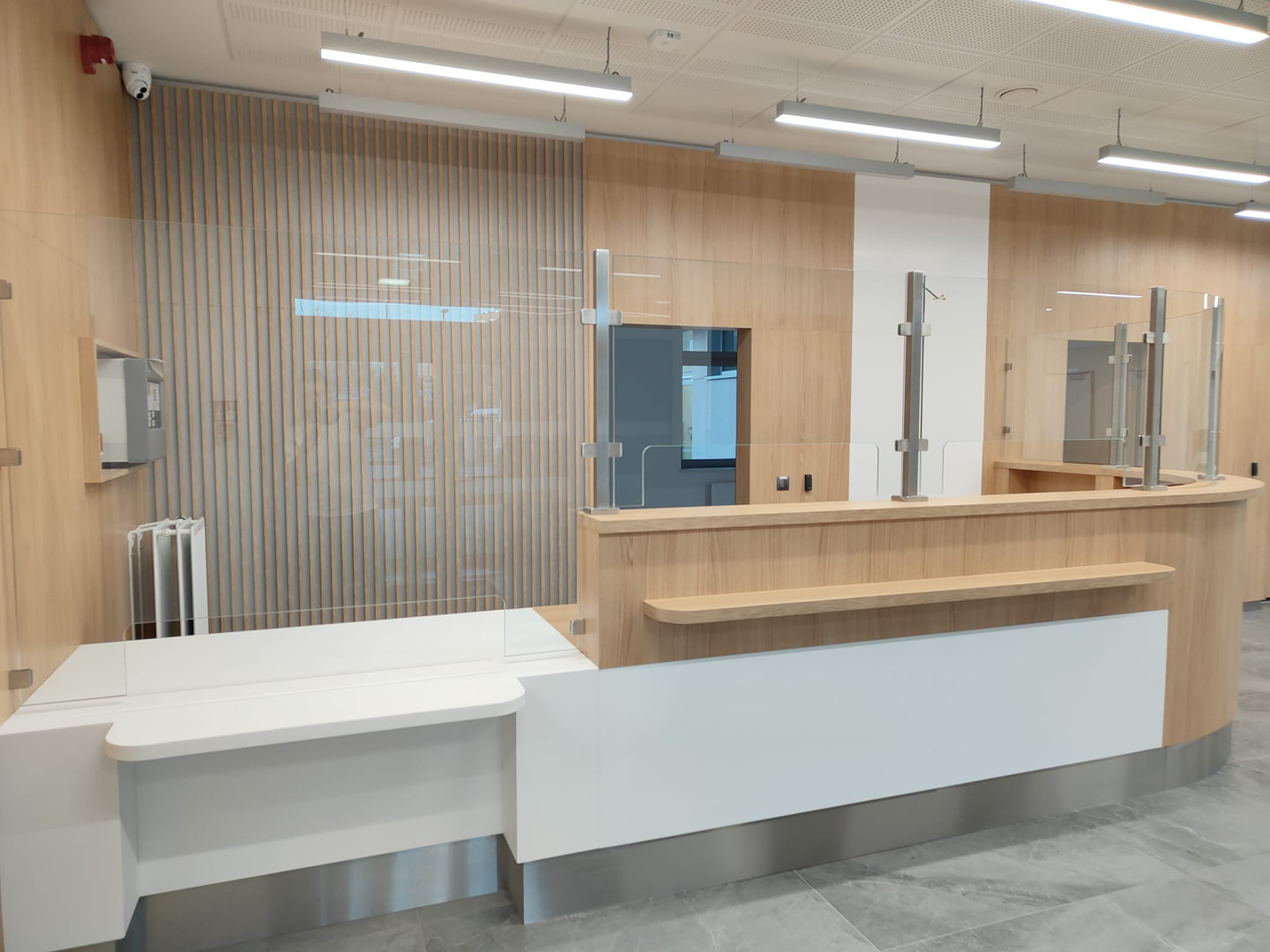 Balustarda szklana przegroda na słupkach typu samotnik szlifowanych szkło bezbarwne - realizacja Warszawa