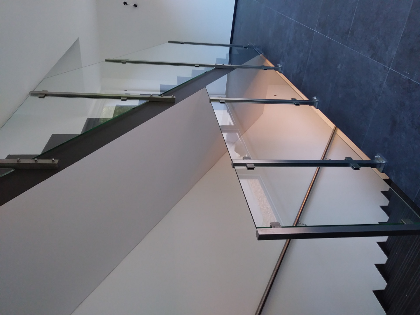 balustrada schodowa szklana na słupkach szkło bezbarwne 