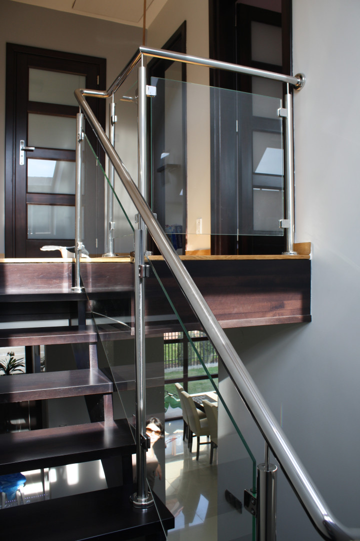 balustrada szklana schodowa na słupkach z poręczą szkło bezbarwne 