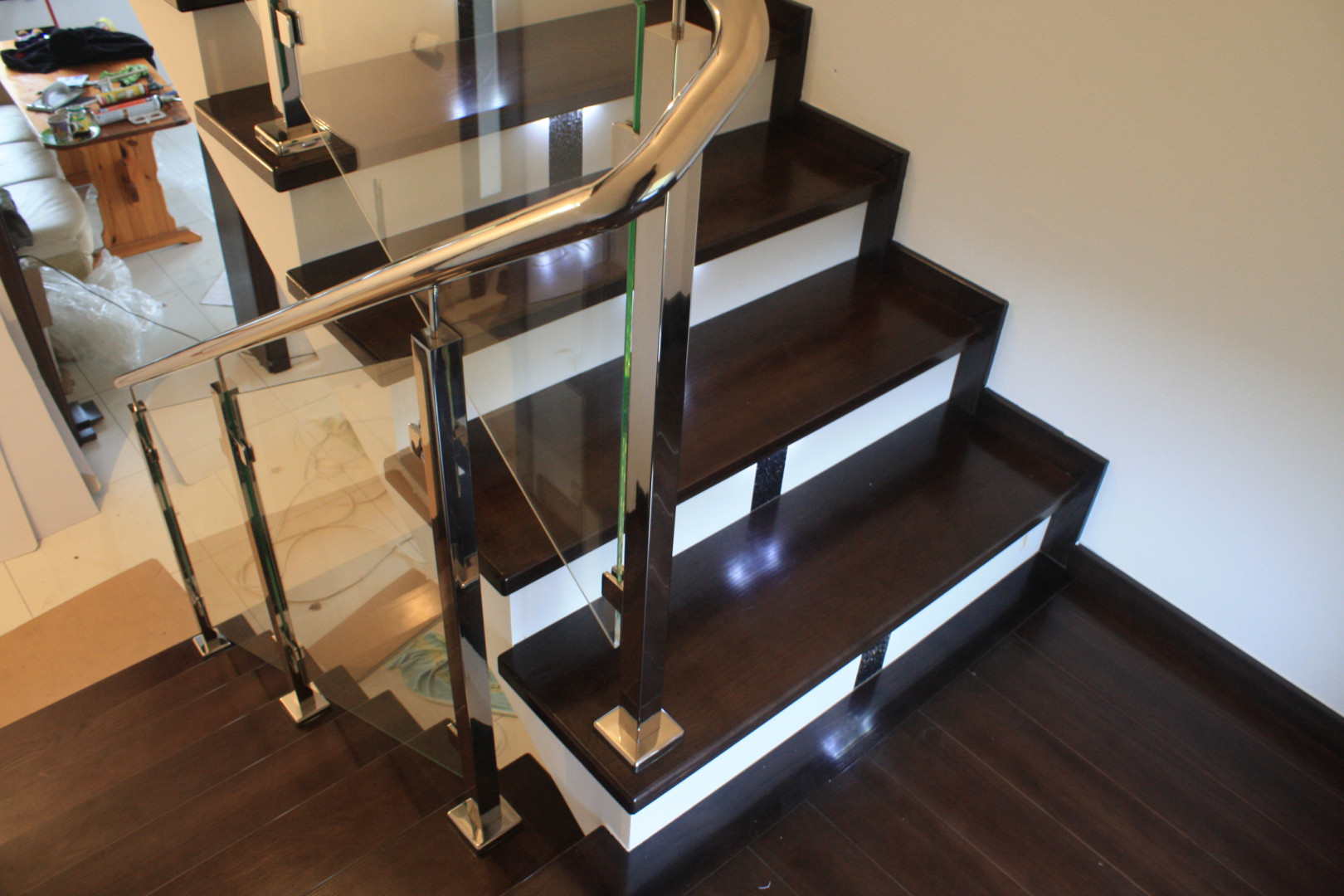 balustrada schodowa szklana na słupkach z poręczą szkło bezbarwne 