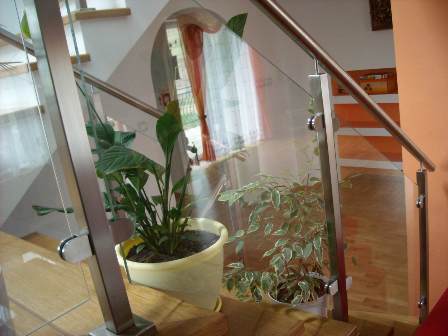 balustrada schodowa szklana na słupkach z poręczą szkło bezbarwne 