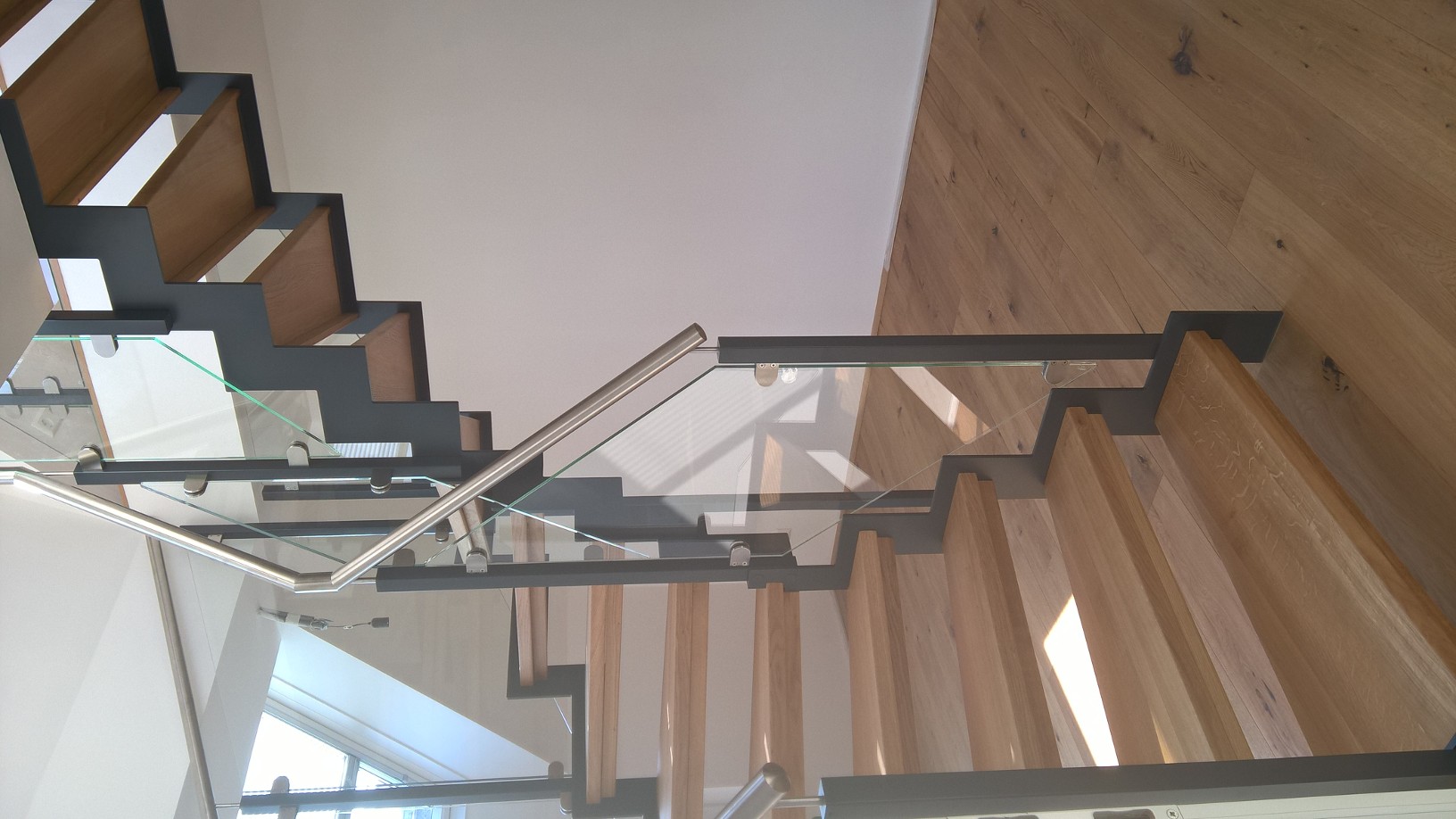 balustrada szklana schodowa na słupkach z poręczą szkło bezbarwne loft