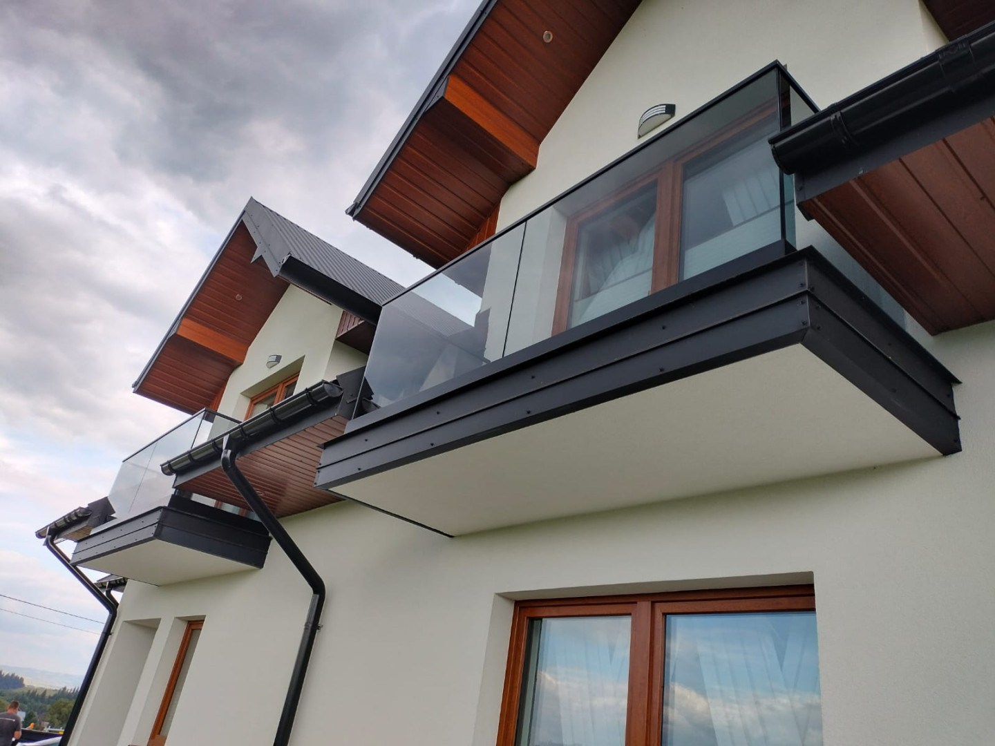 balustrada szklana na listwie lakierowanej loft