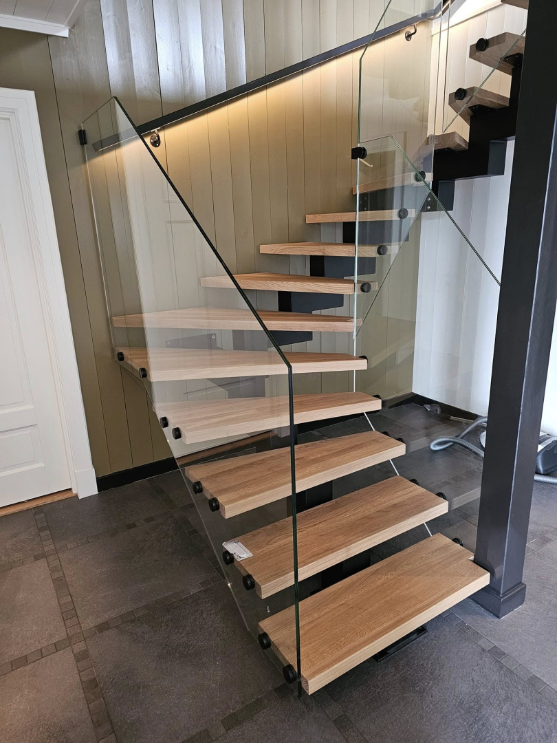 balustrada szklana na schody na rotulach szkło bezbarwne