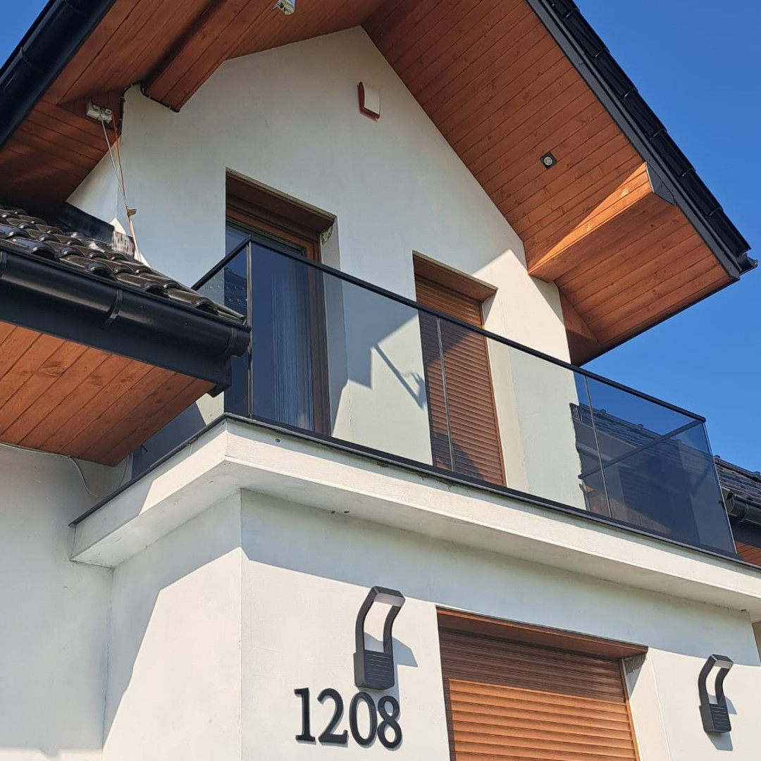 balustrada szklana na listwie aluminiowej